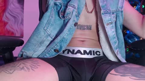 Snapshot of skateboy444 chatting on 12-15-24, 10:47 king online show from 12-15-24, 10:47