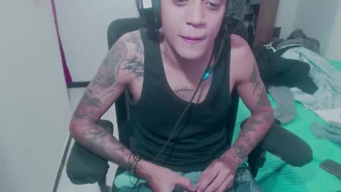 Snapshot of skateboy444 chatting on 10-06-25, 08:23 king online show from 10-06-25, 08:23