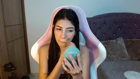 Hailey online show from 03-07-25, 01:07