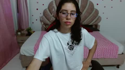 Snapshot of skinny_hot723 chatting on 05-24-26, 06:35 Raelle online show from 05-24-26, 06:35