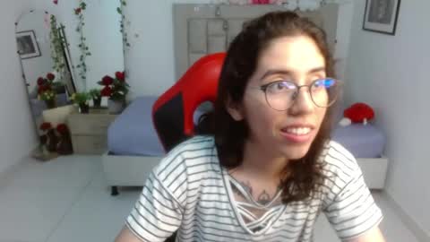 Snapshot of skinny_hot723 chatting on 05-29-26, 01:25 Raelle online show from 05-29-26, 01:25