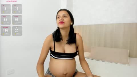 Snapshot of skinny_lilly chatting on 12-15-25, 11:36 lilly online show from 12-15-25, 11:36