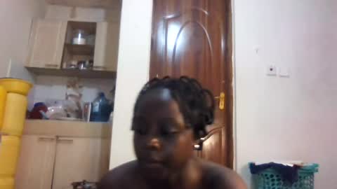 Snapshot of skinny_petite18 chatting on 06-12-26, 02:27 Munah online show from 06-12-26, 02:27