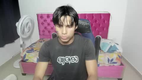 Snapshot of skinny_sam23 chatting on 06-18-26, 05:51 sam online show from 06-18-26, 05:51