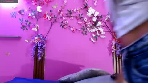 Snapshot of skinnysofia18 chatting on 06-26-26, 01:48 sofia online show from 06-26-26, 01:48