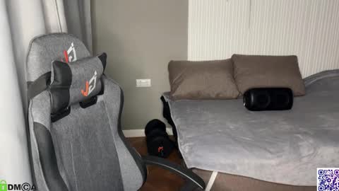 Snapshot of sky_hunter chatting on 10-25-25, 03:40 sky_hunter online show from 10-25-25, 03:40