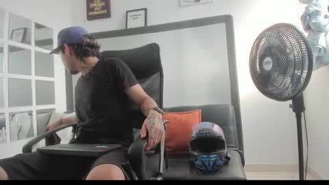 Snapshot of sky_wild chatting on 11-02-25, 08:33 sky_wild online show from 11-02-25, 08:33