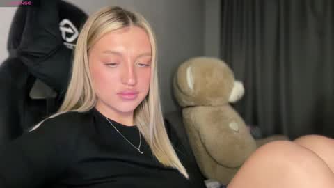 Snapshot of skyffi chatting on 01-30-25, 07:15 GARRY AND SOPHIA online show from 01-30-25, 07:15