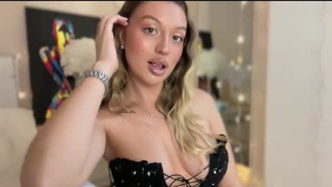 Snapshot of skyffi chatting on 12-18-25, 06:47 GARRY AND SOPHIA online show from 12-18-25, 06:47