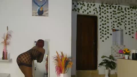 Snapshot of skyy_brown chatting on 06-11-26, 02:00 Bella online show from 06-11-26, 02:00
