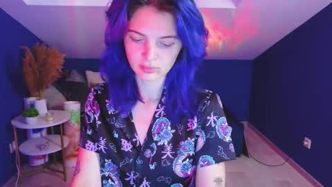 Snapshot of slayq777 chatting on 10-11-25, 09:24 Emilia online show from 10-11-25, 09:24