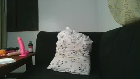 Snapshot of slim_bitch_ chatting on 12-05-25, 02:31 becky online show from 12-05-25, 02:31