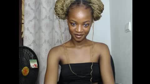 Snapshot of slimfit_girl chatting on 11-30-25, 06:06 Slimfit girl online show from 11-30-25, 06:06