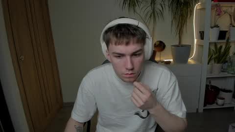 Snapshot of slippery_baby chatting on 01-19-25, 01:22 Mila online show from 01-19-25, 01:22