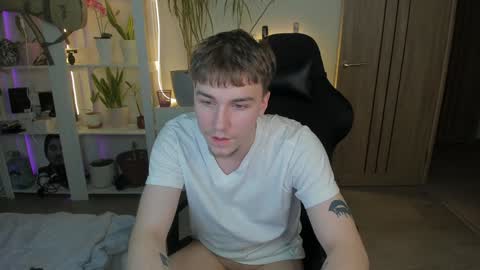 Snapshot of slippery_baby chatting on 02-04-25, 07:00 Mila online show from 02-04-25, 07:00