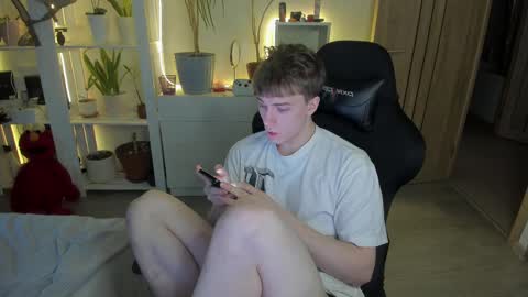 Snapshot of slippery_baby chatting on 02-10-25, 01:55 Mila online show from 02-10-25, 01:55