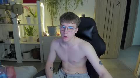 Snapshot of slippery_baby chatting on 02-13-25, 12:35 Mila online show from 02-13-25, 12:35