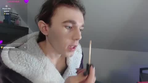 Snapshot of sluttyhorrorparty chatting on 11-13-25, 06:18 Natsu online show from 11-13-25, 06:18