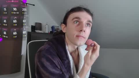 Snapshot of sluttyhorrorparty chatting on 11-17-25, 06:35 Natsu online show from 11-17-25, 06:35