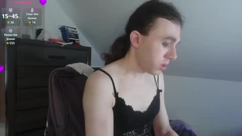 Snapshot of sluttyhorrorparty chatting on 05-19-26, 04:57 Natsu online show from 05-19-26, 04:57