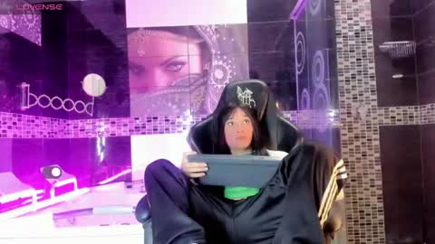 Small Hot19 online show from 05-25-26, 12:11