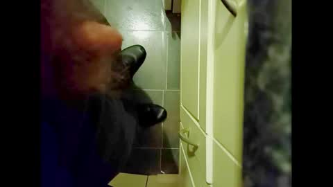 Snapshot of smallhairyuncut chatting on 10-29-25, 05:04 Small Hairy Uncut online show from 10-29-25, 05:04