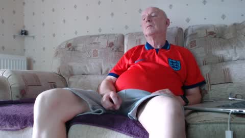 Snapshot of smallsteve562 chatting on 07-06-26, 02:47 Steve online show from 07-06-26, 02:47