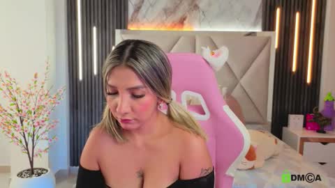 Snapshot of smile__1 chatting on 12-18-25, 03:07 smile__1 online show from 12-18-25, 03:07