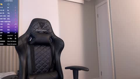 Snapshot of smilee_girl chatting on 12-12-24, 05:59 Emily Burns online show from 12-12-24, 05:59