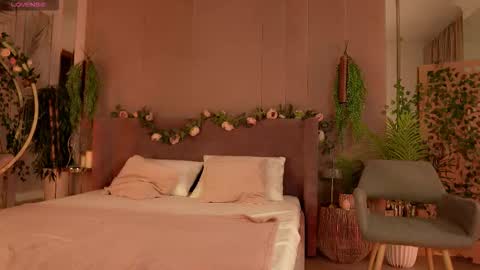 Mia online show from 10-16-25, 05:19