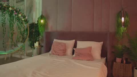 Snapshot of smiley_mia_ chatting on 11-17-25, 05:13 Mia online show from 11-17-25, 05:13