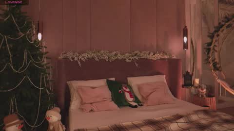 Snapshot of smiley_mia_ chatting on 12-17-25, 05:13 Mia online show from 12-17-25, 05:13