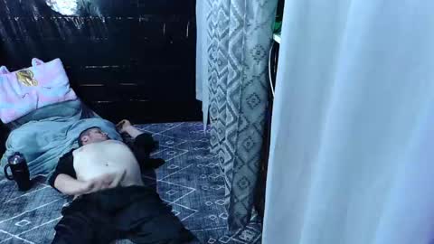 Snapshot of smokeingbitch420 chatting on 12-22-25, 08:00 love bug online show from 12-22-25, 08:00