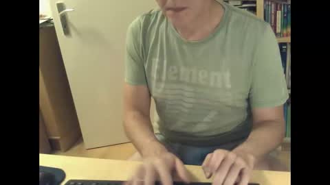 Snapshot of sneaxfreund chatting on 01-18-26, 12:03 sneaxfreund online show from 01-18-26, 12:03