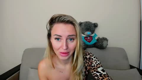 Snapshot of snezanablond chatting on 01-28-25, 06:27 Sneja online show from 01-28-25, 06:27