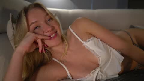 Snapshot of snow_is_falling chatting on 01-29-25, 07:11 Candice Snow online show from 01-29-25, 07:11