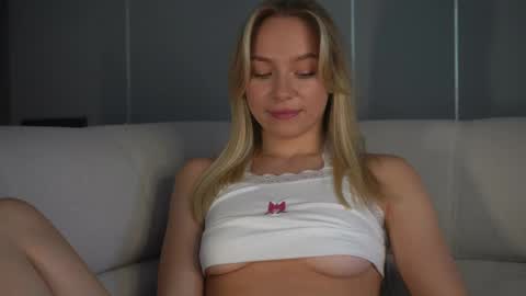 Snapshot of snow_is_falling chatting on 02-11-25, 10:26 Candice Snow online show from 02-11-25, 10:26