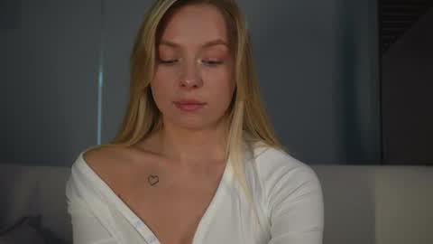 Snapshot of snow_is_falling chatting on 02-26-25, 02:57 Candice Snow online show from 02-26-25, 02:57