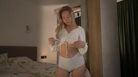 Snapshot of snow_is_falling chatting on 11-21-25, 02:16 Candice Snow online show from 11-21-25, 02:16