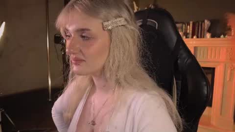 Snapshot of snowflakeskitty chatting on 06-25-26, 05:34 Ellie online show from 06-25-26, 05:34