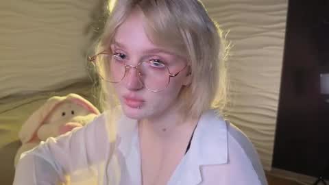 Snapshot of snowflakeskitty chatting on 08-07-26, 05:42 Ellie online show from 08-07-26, 05:42