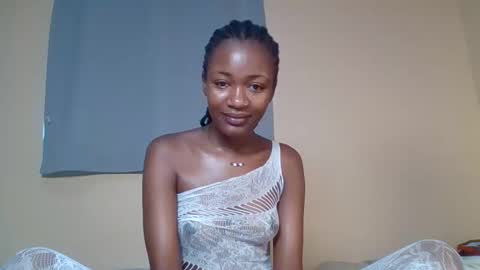 Snapshot of snowie_eyes chatting on 11-29-25, 01:03 Snowie eyes online show from 11-29-25, 01:03