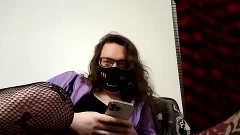 Snapshot of snowydoll00 chatting on 11-24-25, 12:43 snowydoll00 online show from 11-24-25, 12:43