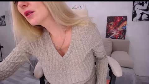 Snapshot of so_sexy_monna chatting on 01-08-25, 06:20 Monna online show from 01-08-25, 06:20