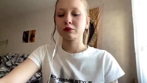 Snapshot of socorropusey chatting on 06-19-26, 02:21 Diana online show from 06-19-26, 02:21