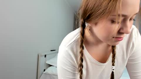 Snapshot of sofaris chatting on 12-22-24, 09:53 Sophy online show from 12-22-24, 09:53