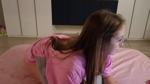 Snapshot of sofaris chatting on 11-15-25, 06:15 Sophy online show from 11-15-25, 06:15