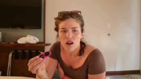 Julia    online show from 04-22-26, 08:54