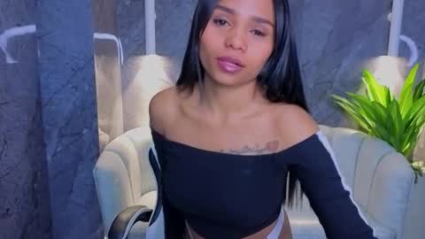 Snapshot of sofia_tx_ chatting on 11-18-25, 12:53 Online 800 to 1400 online show from 11-18-25, 12:53