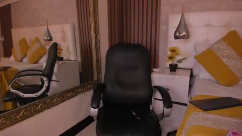sofiathoompson online show from 06-17-26, 08:43